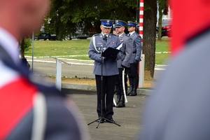 Dowódca Oddziału Prewencji Policji w Rzeszowie przy mikrofonie.