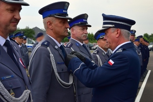 Komendant Wojewódzki Policji w Rzeszowie wręcza odznaczenia policjantom.