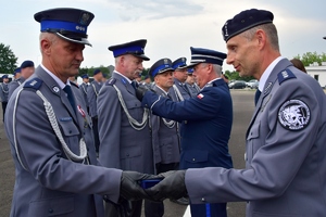 Dowódca Samodzielnego Pododdziału Kontrterrorystycznego Policji w Rzeszowie wręcza odznaczenia policjantom.