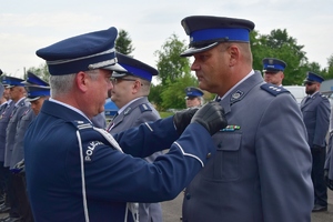 Komendant Wojewódzki Policji w Rzeszowie wręcza odznaczenia policjantom.