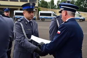 Komendant Wojewódzki Policji w Rzeszowie wręcza odznaczenia policjantom.