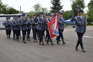 Kompania honorowa podczas przemarszu.