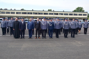 Komendant Wojewódzki Policji w Rzeszowie wraz z goścmi i policjantami, uczestniczącymi w obchodach Święta Policji na placu apelowym.