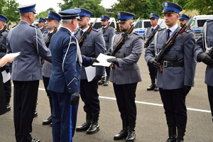 Komendant Wojewódzki Policji w Rzeszowie wręcza odznaczenia policjantom.