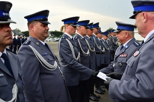 Funkcjonariusze podczas Święta Policji na placu apelowym Oddziału Prewencji Policji.