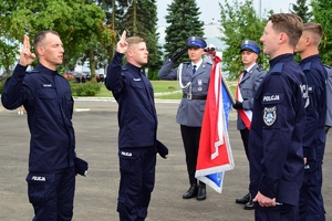 Policjanci podczas ślubowania - na środku sztandar.