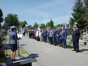 goście zgromadzeni podczas uroczystości na cmentarzu