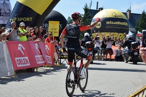 Kolarz uczestniczący w wyścigu Tour de Pologne przejeżdżający linię mety