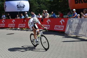 Zmagania kolarzy na trasie podczas wyścigu Tour de Pologne, kolarz wjeżdżający na metę