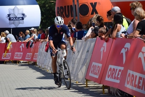 Zmagania kolarzy na trasie podczas wyścigu, kolarz na rasie wyścigu Tour de Pologne