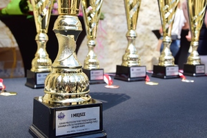 Puchary, które zostały wręczone uczestnikom wyścigu Tour de Pologne
