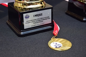 Puchar i medal, które zostaną wręczone uczestnikom wyścigu Tour de Pologne