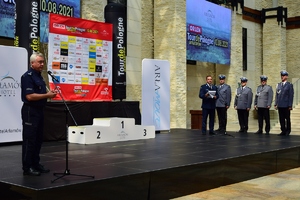 Komendant Wojewódzki Policji przemawia podczas wręczania pucharów i medal uczestnikom wyścigu Tour de Pologne