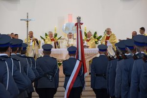 Uroczystość wręczenia sztandaru dla Komendy Powiatowej Policji w Ropczycach - Msza Święta