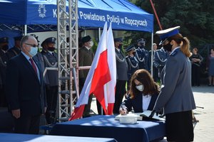 Uroczystość wręczenia sztandaru dla Komendy Powiatowej Policji w Ropczycach - zaproszeni goście wpisują się do księgi pamiątkowej