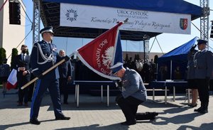 Uroczystość wręczenia sztandaru dla Komendy Powiatowej Policji w Ropczycach - I Zastępca Komendanta Głównego Policji przekazuje sztandar Komendantowi Powiatowemu Policji w Ropczycach