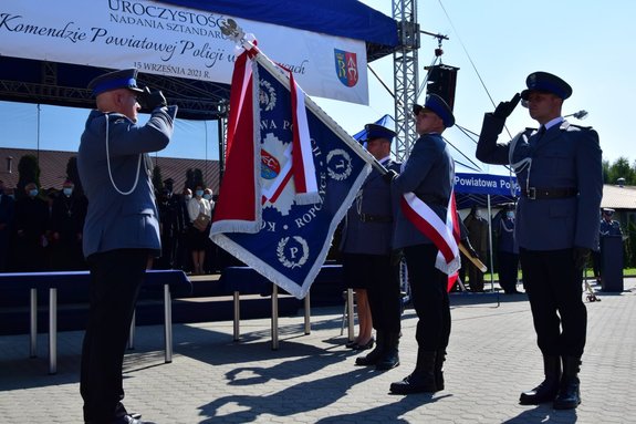 Uroczystość wręczenia sztandaru dla Komendy Powiatowej Policji w Ropczycach