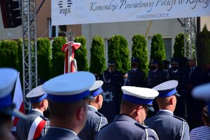 Uroczystość wręczenia sztandaru dla Komendy Powiatowej Policji w Ropczycach