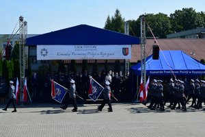 Uroczystość wręczenia sztandaru dla Komendy Powiatowej Policji w Ropczycach - defilada kompanii honorowej ze sztandarami komendy wojewódzkiej w Rzeszowie i komendy powiatowej w Ropczycach