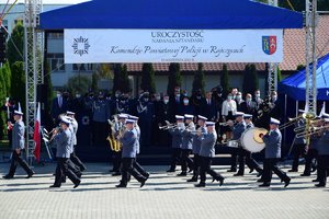Uroczystość wręczenia sztandaru dla Komendy Powiatowej Policji w Ropczycach
