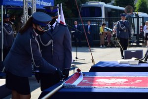 Uroczystość wręczenia sztandaru dla Komendy Powiatowej Policji w Ropczycach - wbijanie w drzewce sztandaru gwoździ honorowych