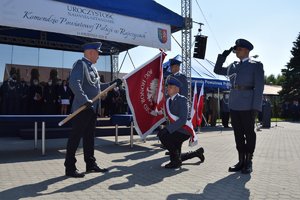 Uroczystość wręczenia sztandaru dla Komendy Powiatowej Policji w Ropczycach - Komendant Powiatowy Policji w Ropczycach przekazuje sztandar pocztowi sztandarowemu z ropczyckiej jednostki