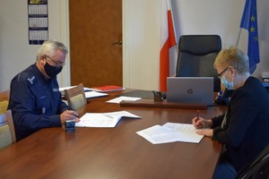 Komendant Wojewódzki Policji podczas podpisywania porozumienia