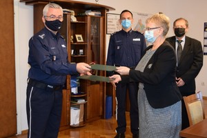 Komendant Wojewódzki Policji podczas podpisywania porozumienia