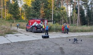 Współdziałanie służb - szkolenie w Polańczyku. Uczestnicy szkolenia, pojazd GOPR-u oraz dron
