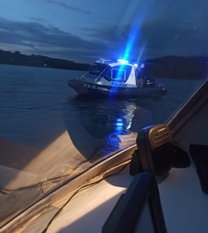 Współdziałanie służb - szkolenie w Polańczyku. Na zdjęciu widoczna policyjna łódka, pływająca na Jeziorze Solińskim. Pora nocna