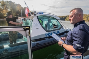 Stermotorzyści rywalizowali w zawodach - na zdjęciu uczestnicy biorący udział w zawodach podczas wykonywanych konkurencji i wręczania nagród