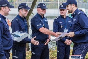 Stermotorzyści rywalizowali w zawodach - na zdjęciu uczestnicy biorący udział w zawodach podczas wykonywanych konkurencji i wręczania nagród