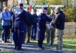 wręczanie dyplomów i pucharów uczestnikom zawodów strzeleckich