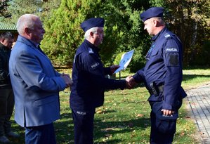 wręczanie pucharów przez komendanta wojewódzkiego uczestnikom zawodów strzeleckich