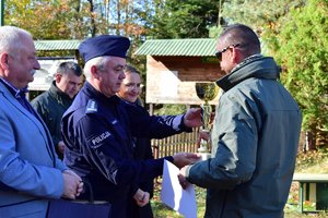 wręczanie przez komendanta wojewódzkiego pucharów zawodnikom konkursu strzeleckiego