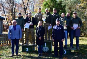 uczestnicy zawodów strzeleckich na pudium