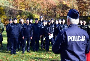 uczestnicy zawodów strzeleckich, komendant wojewódzki przemawia