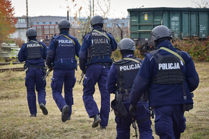 Policjanci idą w kierunku torowiska