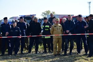 Policjanci i przedstawiciele służb i instytucji, po prawej Komendant Wojewódzki Policji w Rzeszowie inspektor Dariusz Matusiak