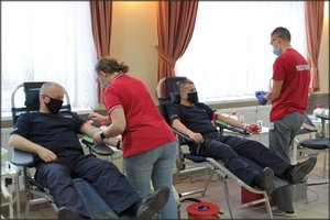 Zbiórka krwi w Gorzycach. Na zdjęciu policjanci z KMP w Tarnobrzegu.