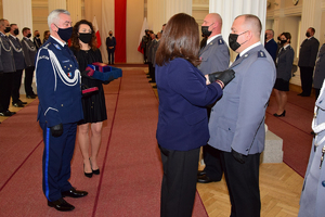 Policjanci podczas uroczystości wręczenia odznaczeń.