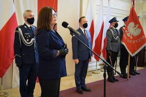 Wicewojewoda Podkarpacki Jolanta Sawicka składa podziękowania policjantom.