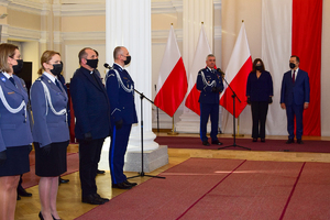 Policjanci podczas uroczystości wręczenia odznaczeń.