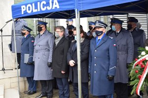 uczestnicy uroczystości stojący pod namiotem