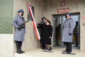 moment odsłonięta tablicy pamiątkowej, przy tablicy osoby odsłaniające