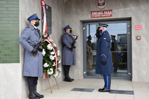 komendant wojewódzki policji w Rzeszowie, składający wieniec przy tablicy