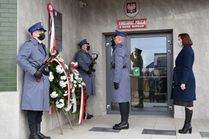 wojewoda podkarpacki składa wieniec przy tablicy pamiątkowej