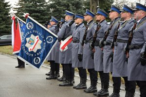 policjanci prezentują sztandar jednostek policji