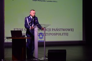 policjant podczas prezentacji multimedialnej