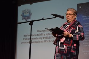 uczestniczka spotkania podczas przemawiania